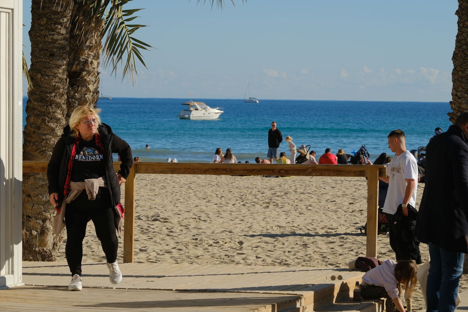 Alicante da la bienvenida al invierno con bañistas en el Postiguet