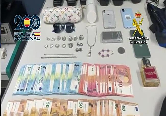 Objetos intervenidos durante la operación.