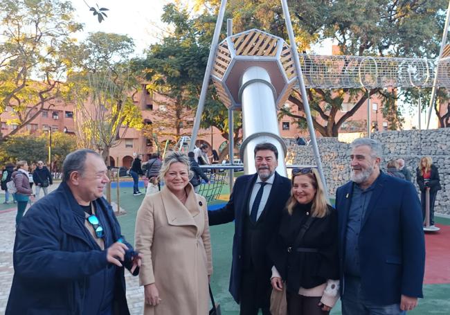 Visita a la renovada plaza de San Blas de Alicante.