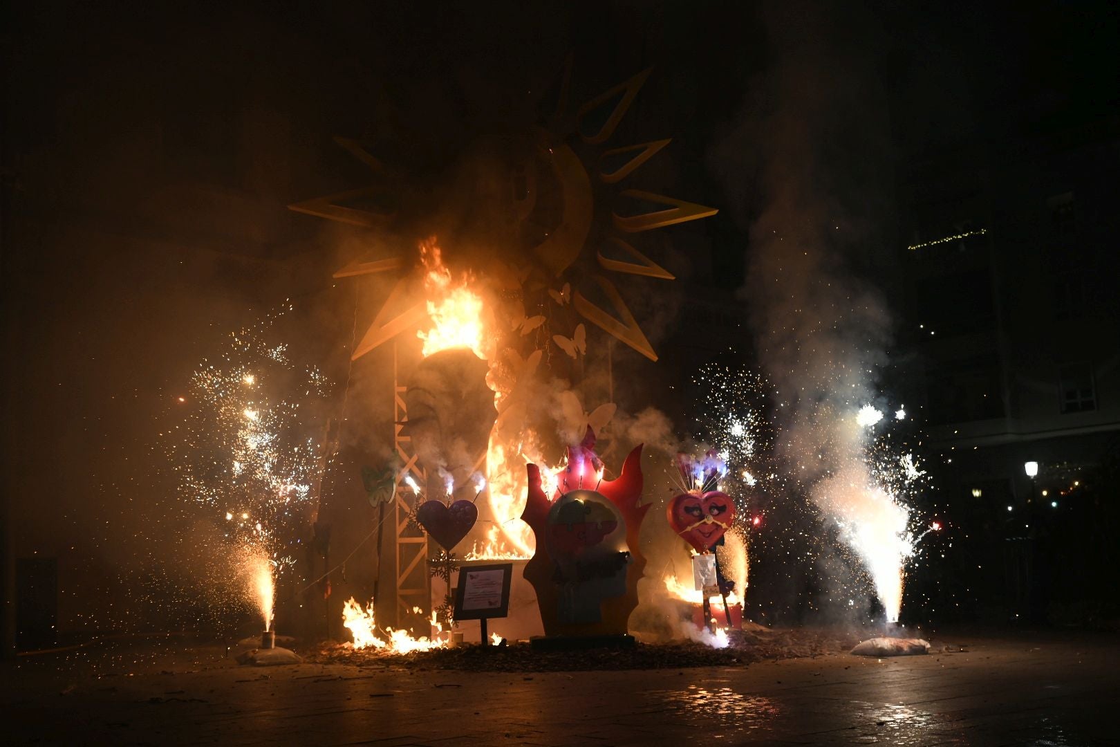 El alzheimer arde en la hoguera de Navidad de Alicante