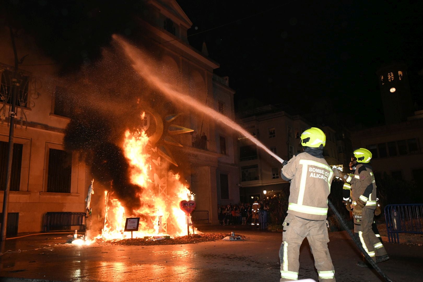 El alzheimer arde en la hoguera de Navidad de Alicante