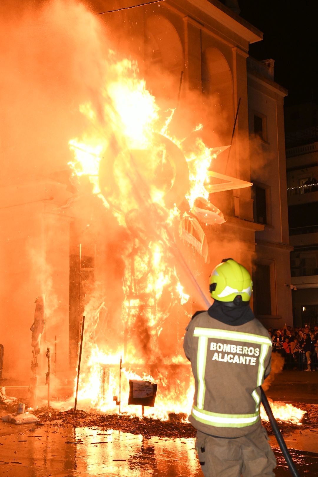 El alzheimer arde en la hoguera de Navidad de Alicante