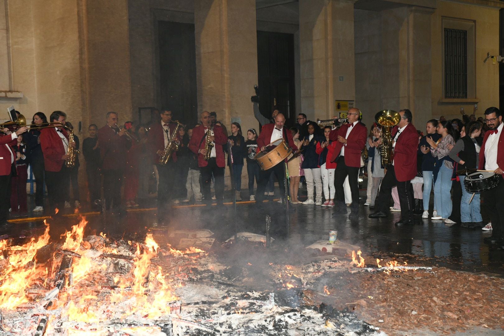 El alzheimer arde en la hoguera de Navidad de Alicante