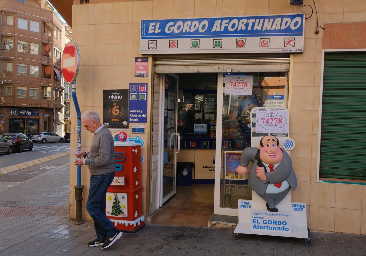 Imagen principal - El Gordo Afortunado de Alicante celebra un quinto premio, el 74778.