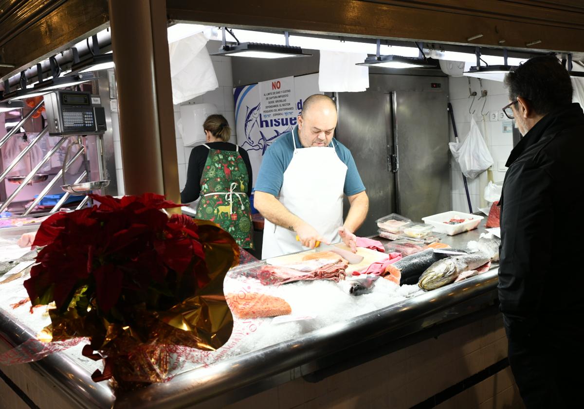 Imagen principal - El Mercado Central de Alicante en Navidad. 