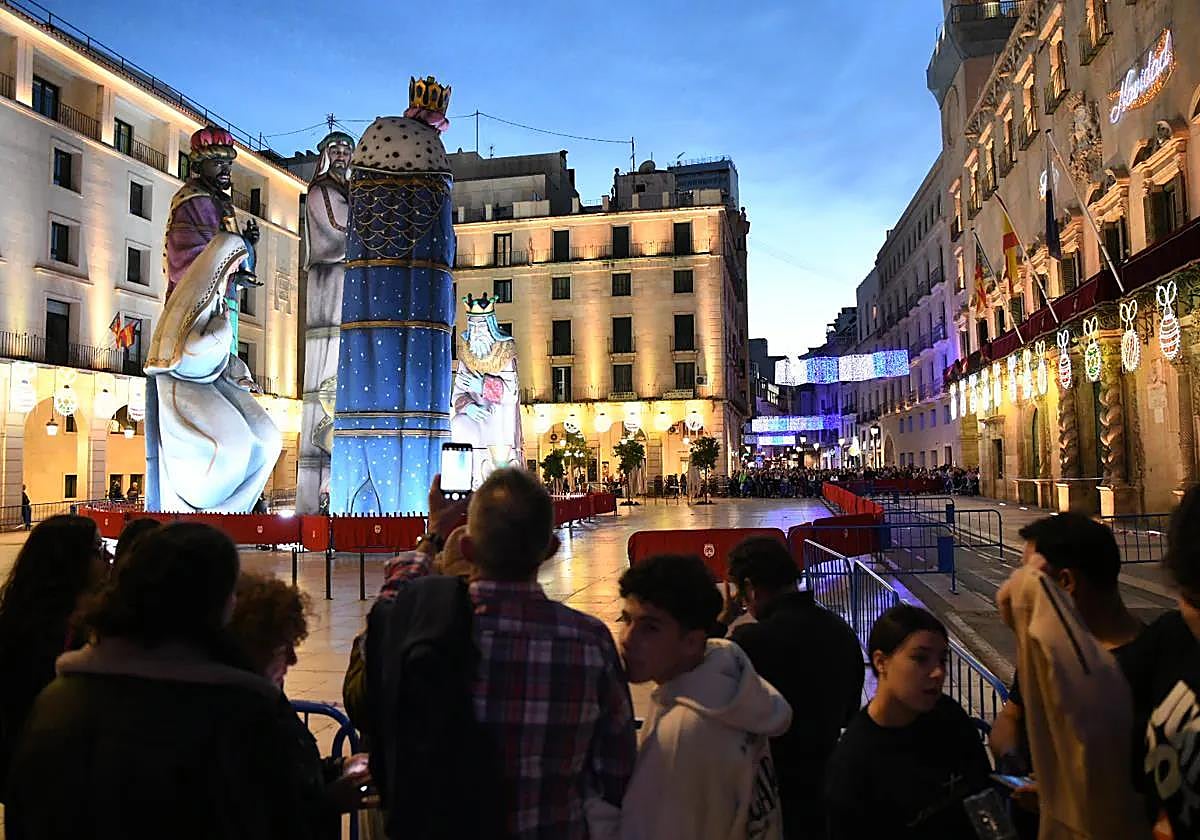 Belén gigante en la plaza del Ayuntamiento de Alicante.