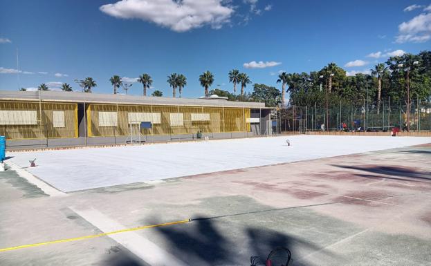 Las pistas deportivas de la Universidad de Alicante también están siendo objeto de una renovación.