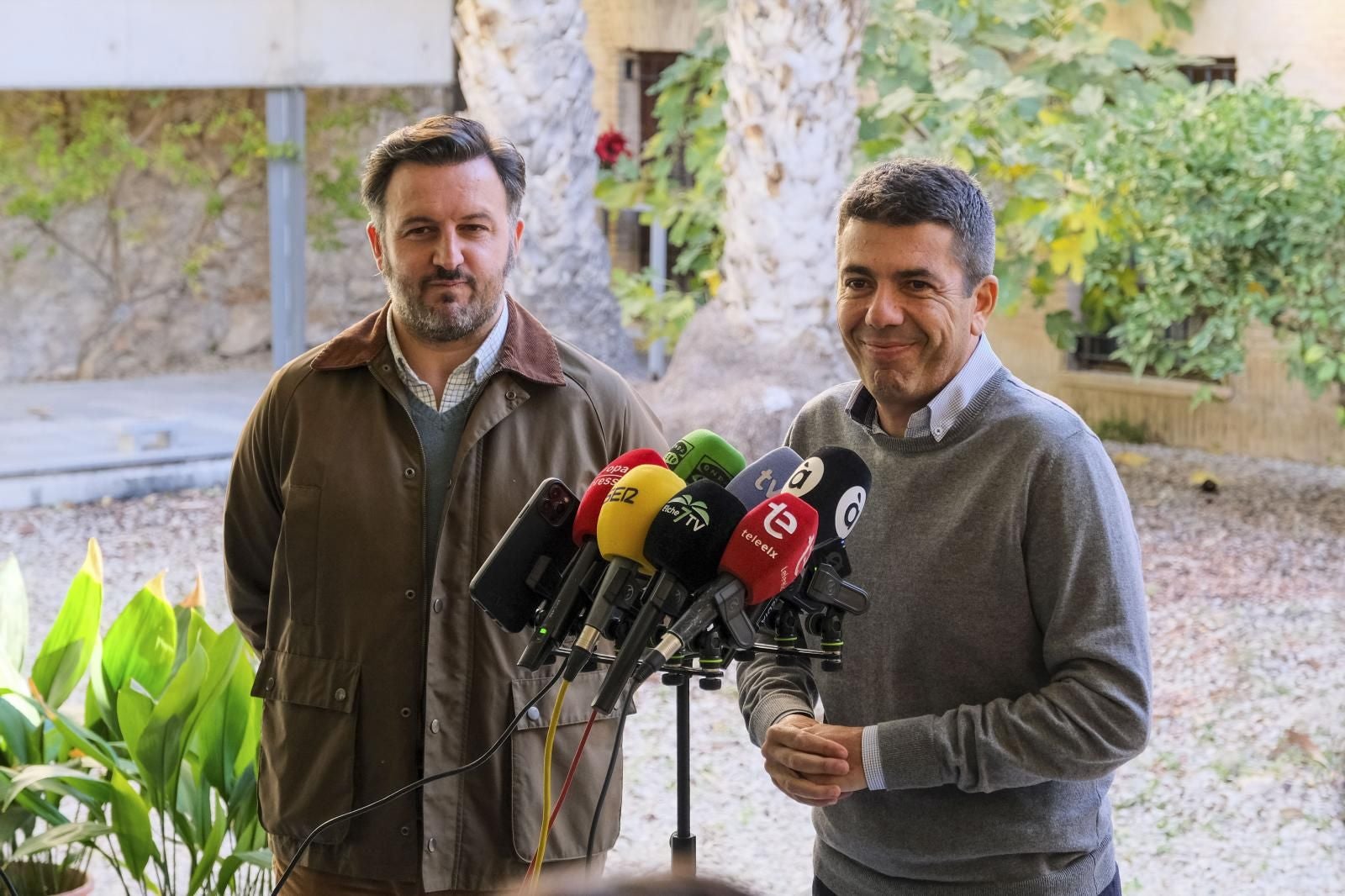 El presidente de la Comunidad Valenciana, Carlos Mazón (d), junto al alcalde de Elche, Pablo Ruz (i).