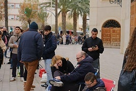Cola junto a la plaza de toros de Alicante para conseguir entrada para la Cabalgata.