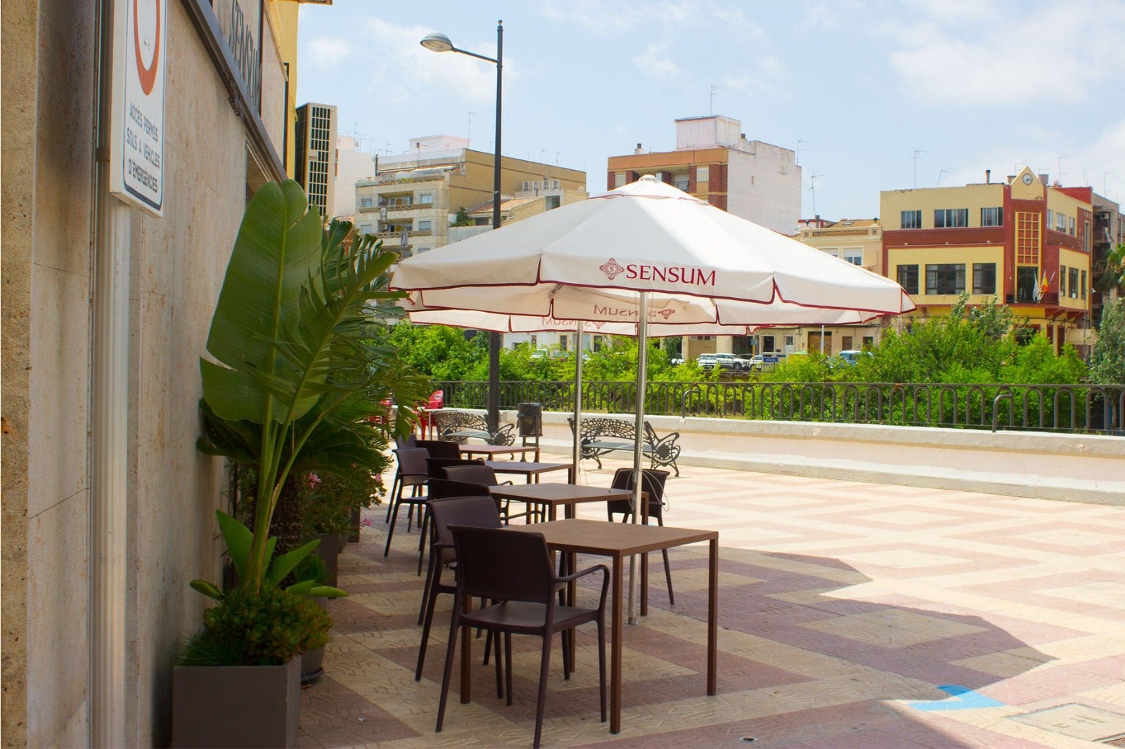 Imagen secundaria 1 - 1. La fachada del local en plena riada. 2. La terraza junto a la rambla de Paiporta. 2. El interior del establecimiento antes de la dana. 