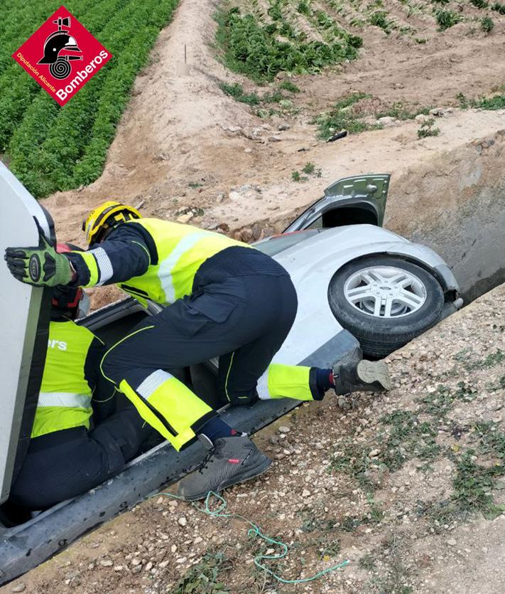 Imagen secundaria 2 - Imágenes del rescate protagonizado por los bomberos.