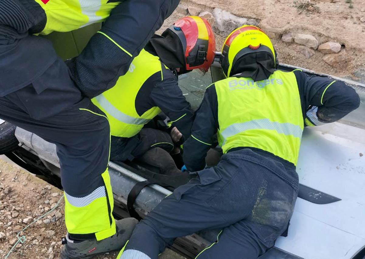 Imagen secundaria 1 - Imágenes del rescate protagonizado por los bomberos.