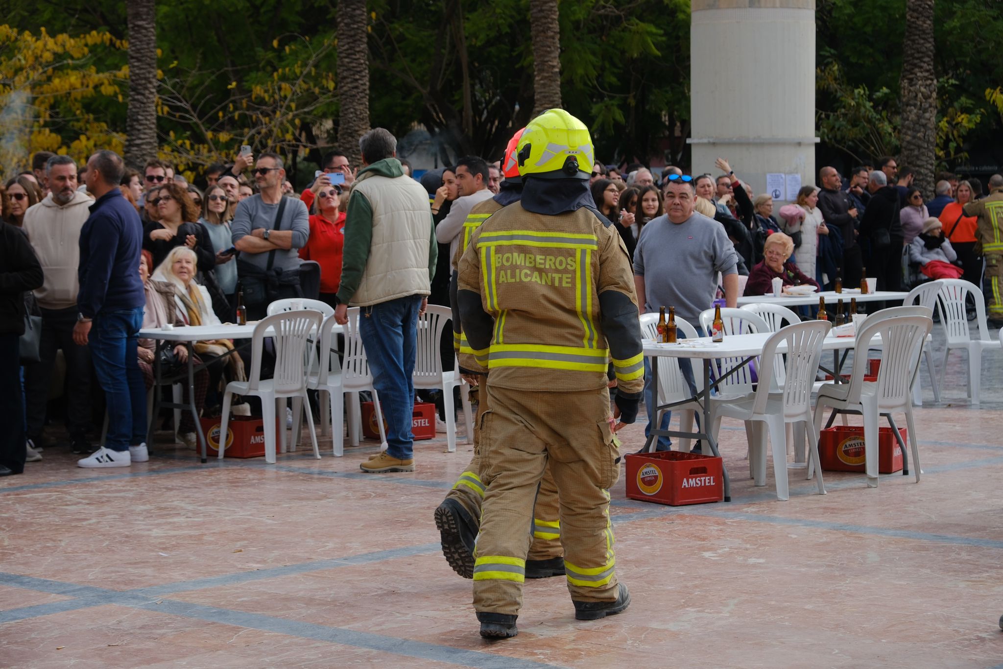 Las Hogueras celebran su primera mascletà de las Navidades