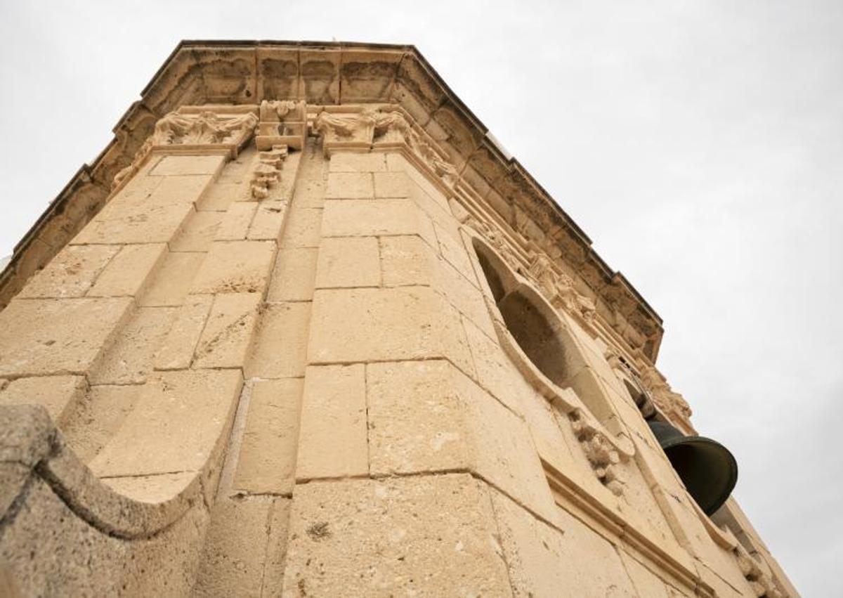 Imagen secundaria 1 - Campana de la Torre del Reloj y detalles.