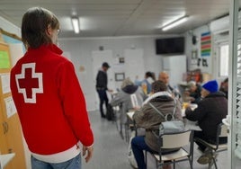Usuarios del CIBE de Cruz Roja degustan el menú navideño.