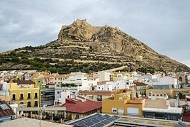 Castillo de Santa Bárbara de Alicante, sobre el monte Benacantil.