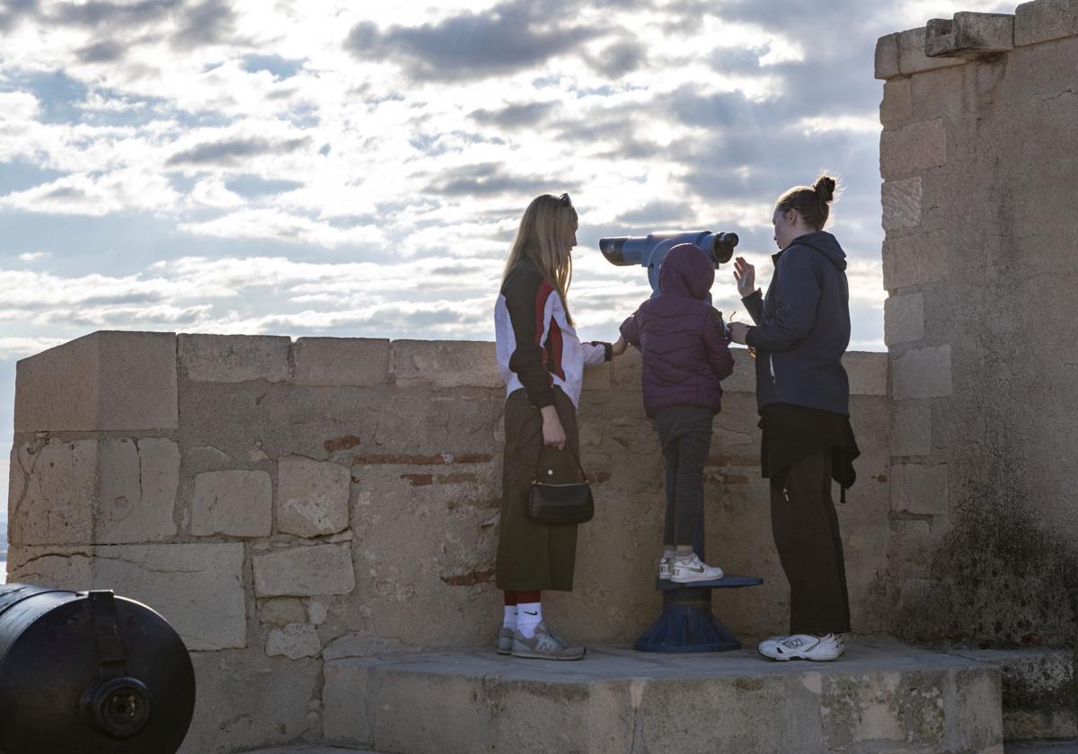 Turistas en el Castillo de Santa Bárbara.