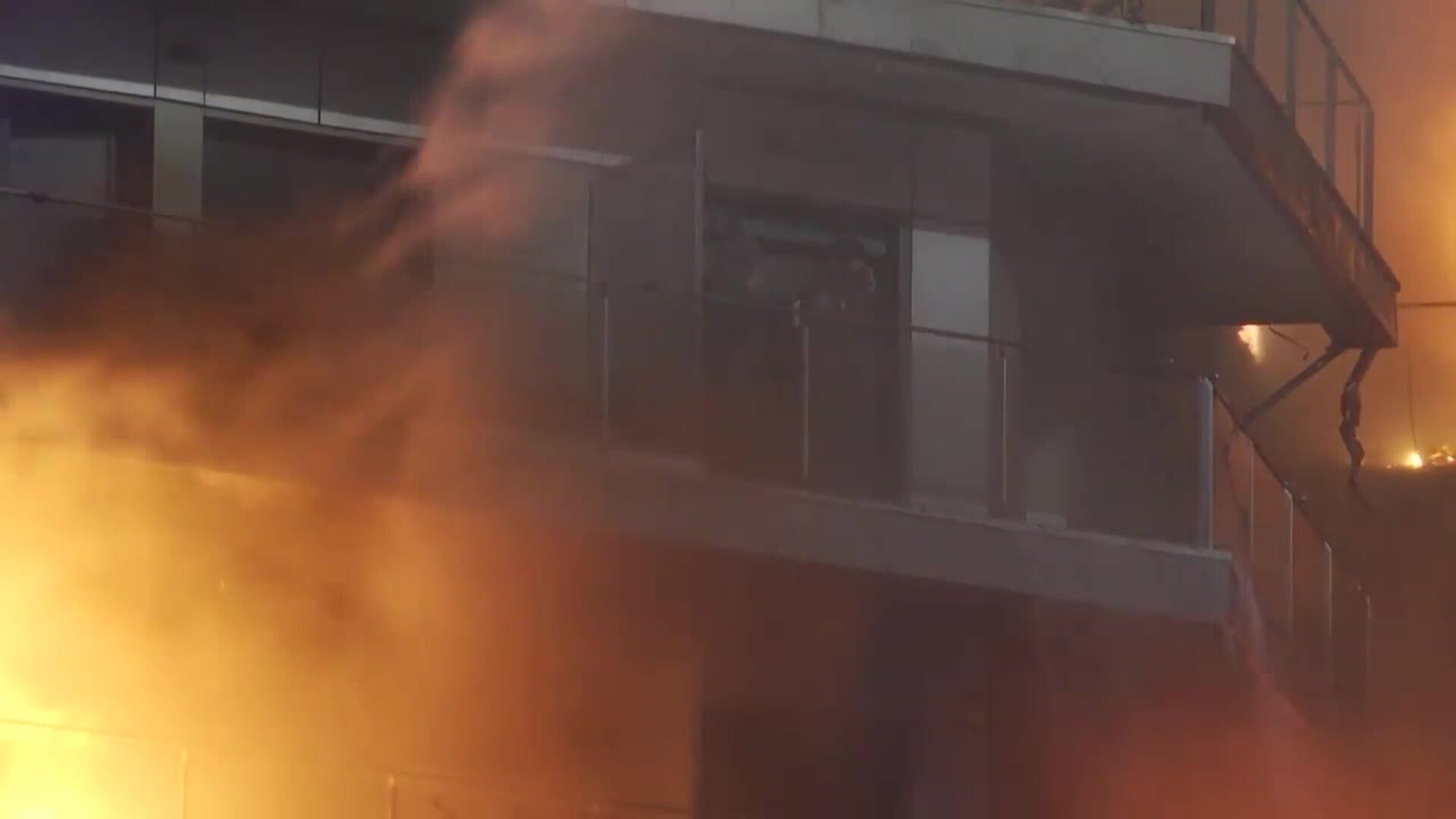 Un incendio de grandes dimensiones arrasa dos edificios en Valencia y deja 14 heridos