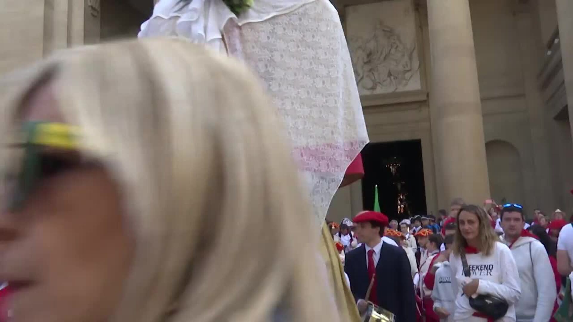 Pamplona vive la tradicional procesión de San Fermín durante el día grande de las fiestas