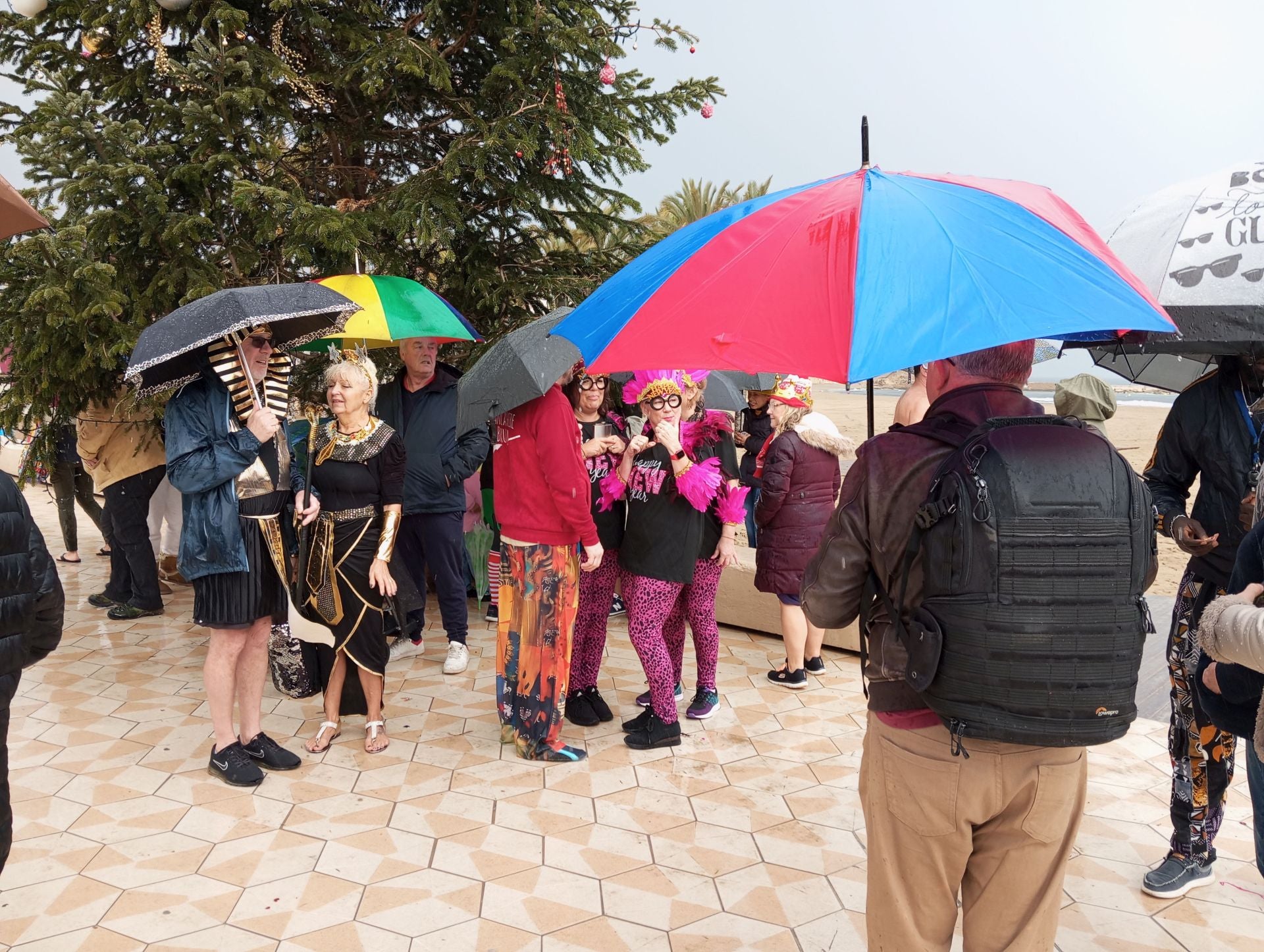 El arcoíris sale a las playas de Alicante en el primer baño del año