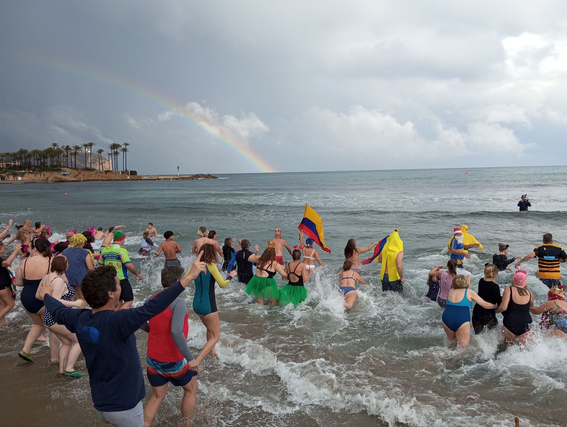El arcoíris sale a las playas de Alicante en el primer baño del año