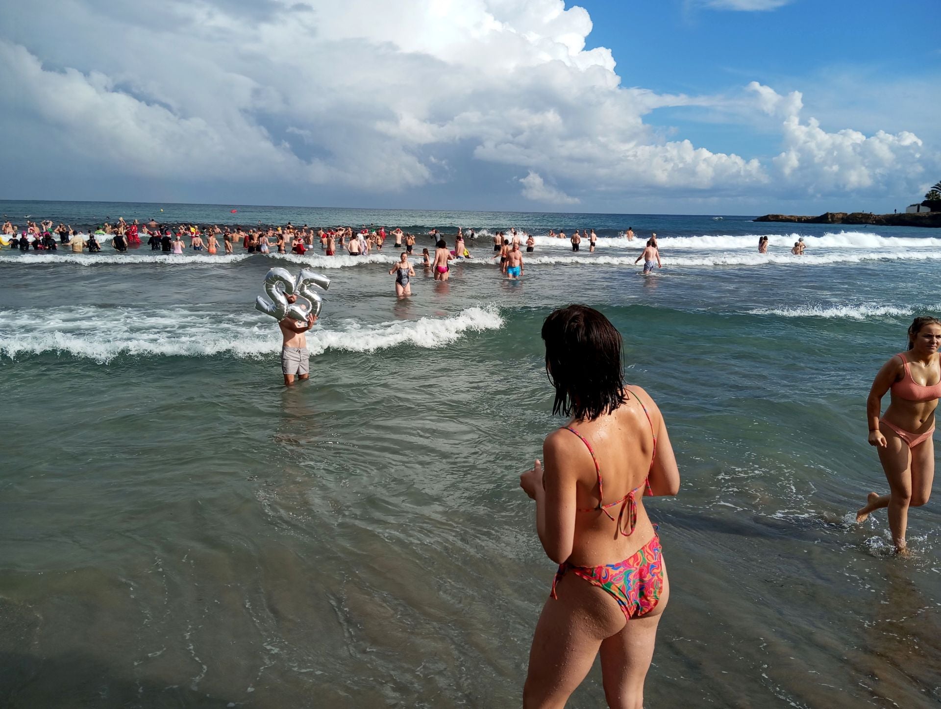 El arcoíris sale a las playas de Alicante en el primer baño del año