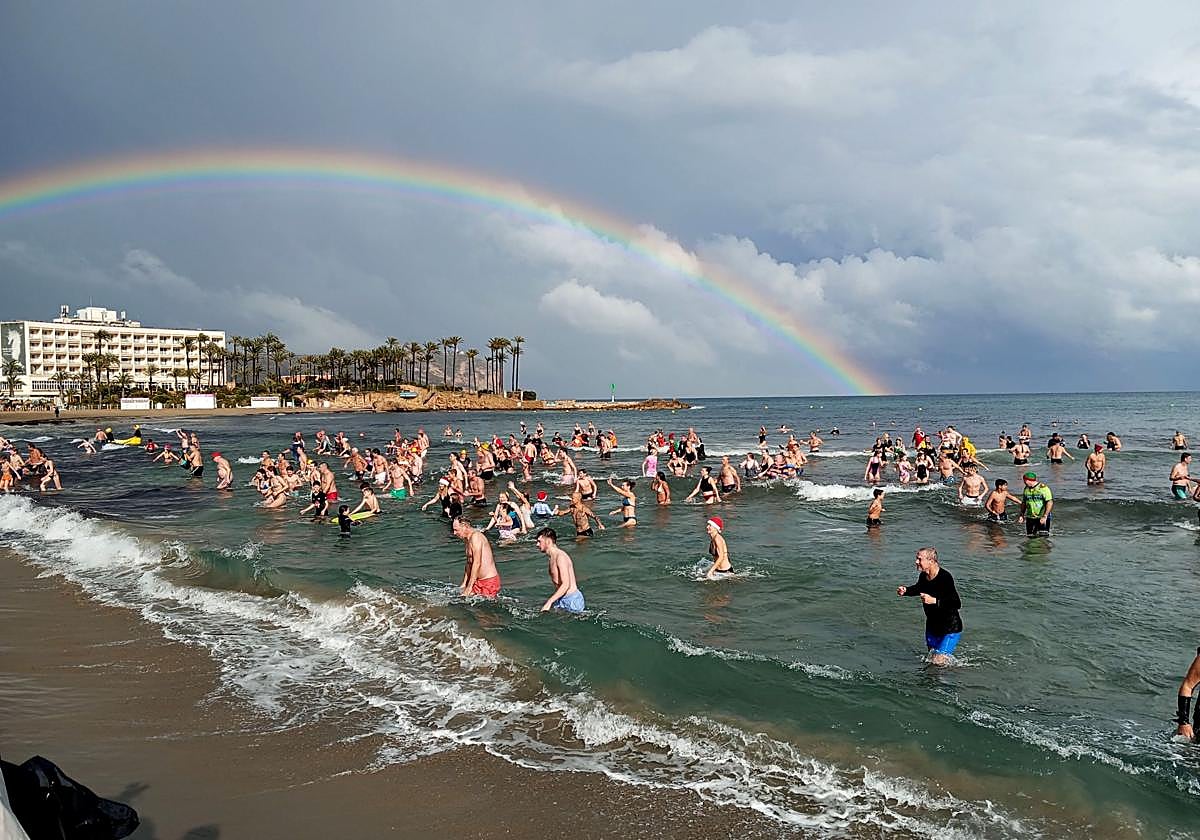 El arcoíris sale a las playas de Alicante en el primer baño del año