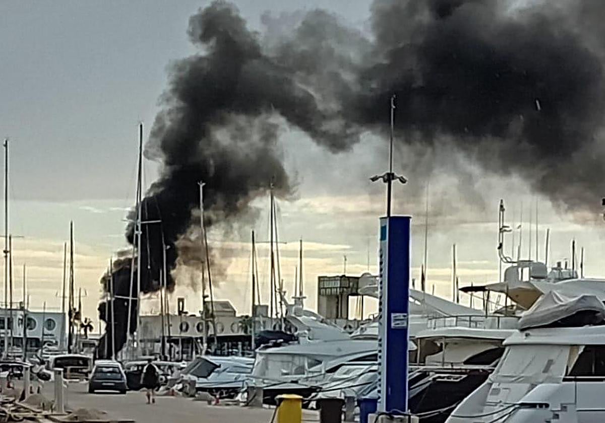Fire on a boat this Wednesday at Alicante Port.