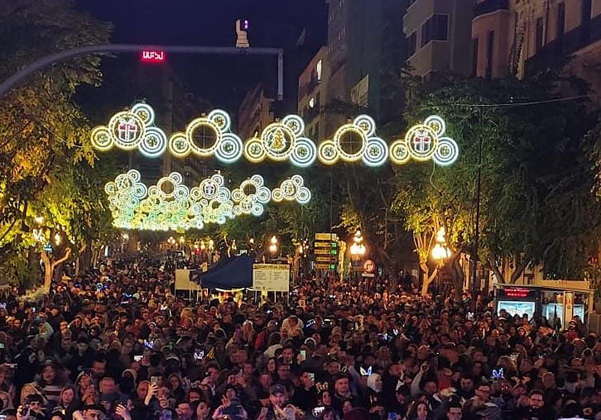 Alicante residents take the grapes on the Rambla.
