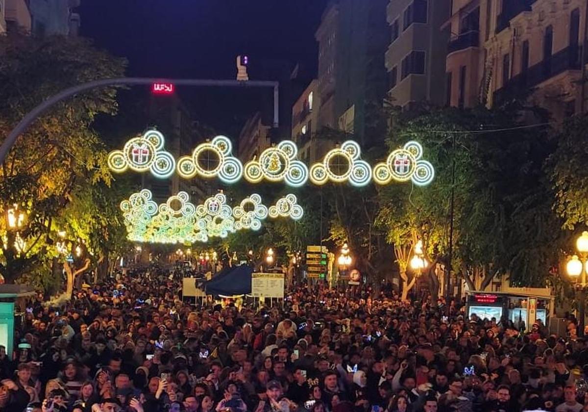 Los alicantinos toman las uvas en la Rambla.