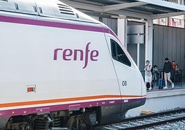 Tren de Renfe en la estación Alicante-Terminal.