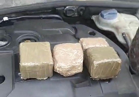 Imagen de los paquetes de hachís hallados en el motor de un coche aparcado en Alicante.