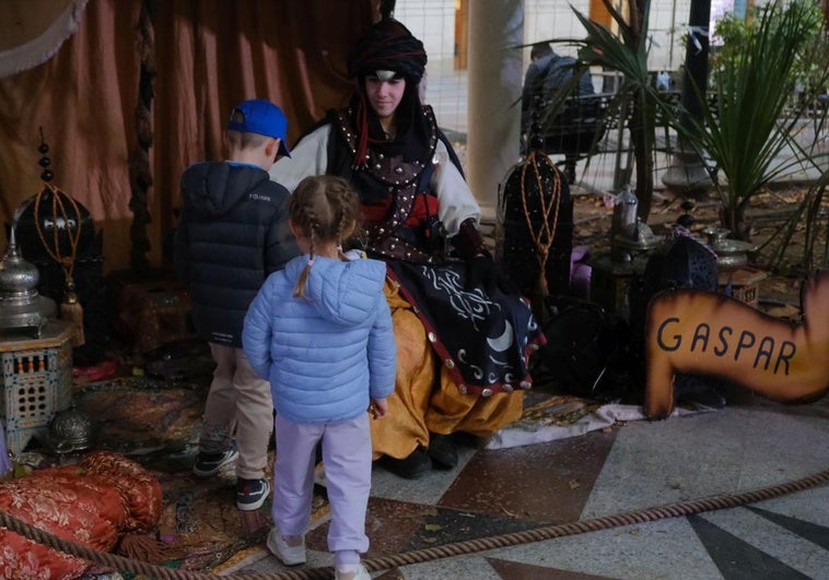 Dos niños entregan sus cartas al paje de la Cartera Real de Gaspar.