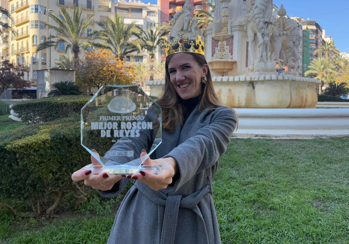 Elena Vidal con el trofeo que entregará al mejor roscón de Alicante.