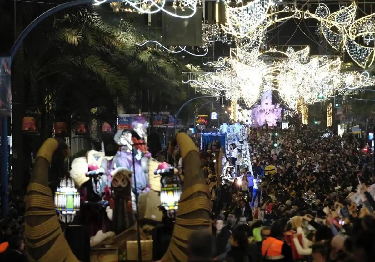 Carrozas y gentío en la avenida Alfonso el Sabio durante la Cabalgata.