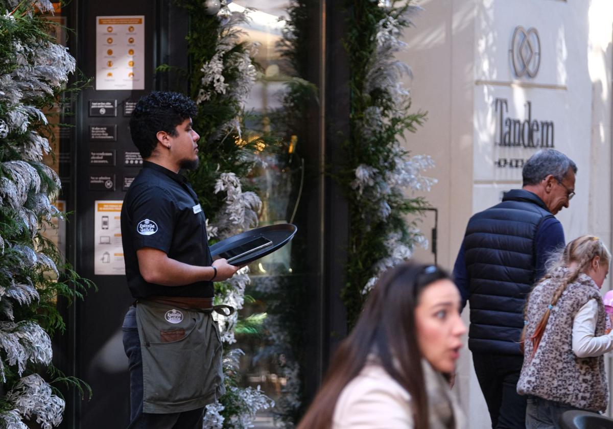 Un camarero en un bar de Alicante durante la Navidad.