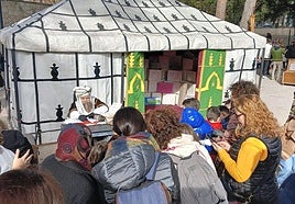 Niños y familiares del municipio valenciano de Guadassuar disfrutan del campamento de los Reyes Magos de Castalla.