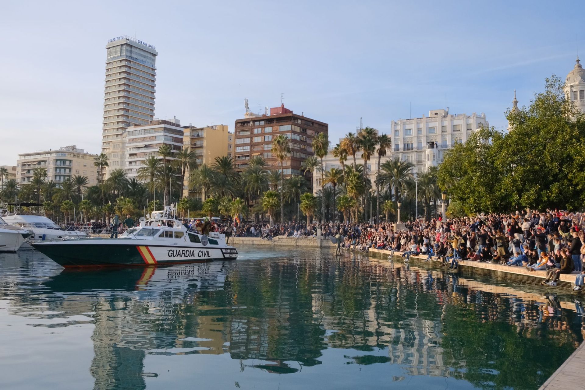 Los Reyes Magos desembarcan en el Puerto de Alicante