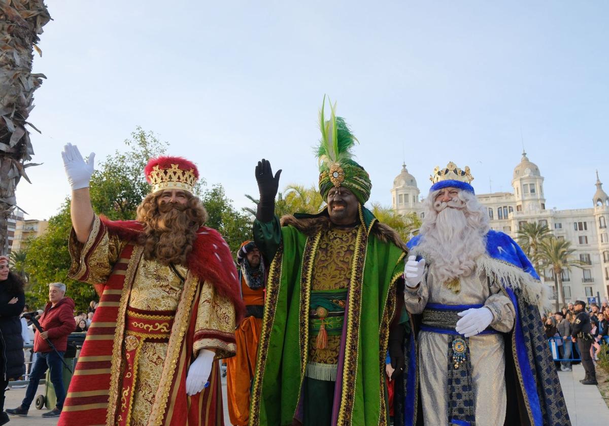 Los Reyes Magos desembarcan en el Puerto de Alicante