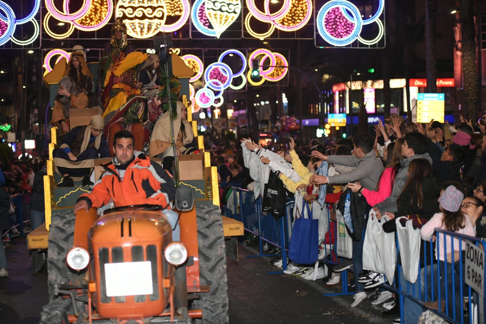 Los Reyes Magos llenan de magia Alicante