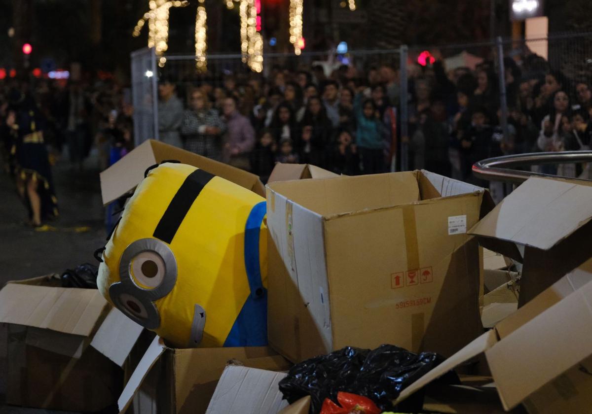 Minion de la cabalgata en la basura.