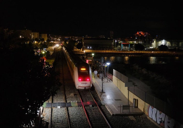 La estación de Cercanías de San Gabriel recupera la normalidad poco después del trágico accidente.