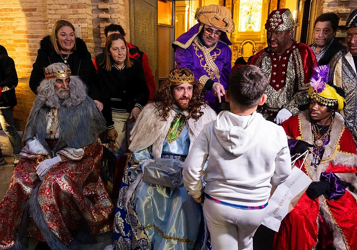 Los Reyes Magos reparten regalos a los más pequeños en Llocnou de la Corona.