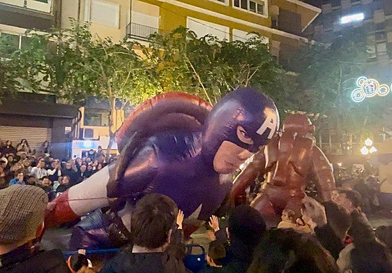 La figura del Capitán América, sin aire, cae sobre los niños de la Cabalgata.