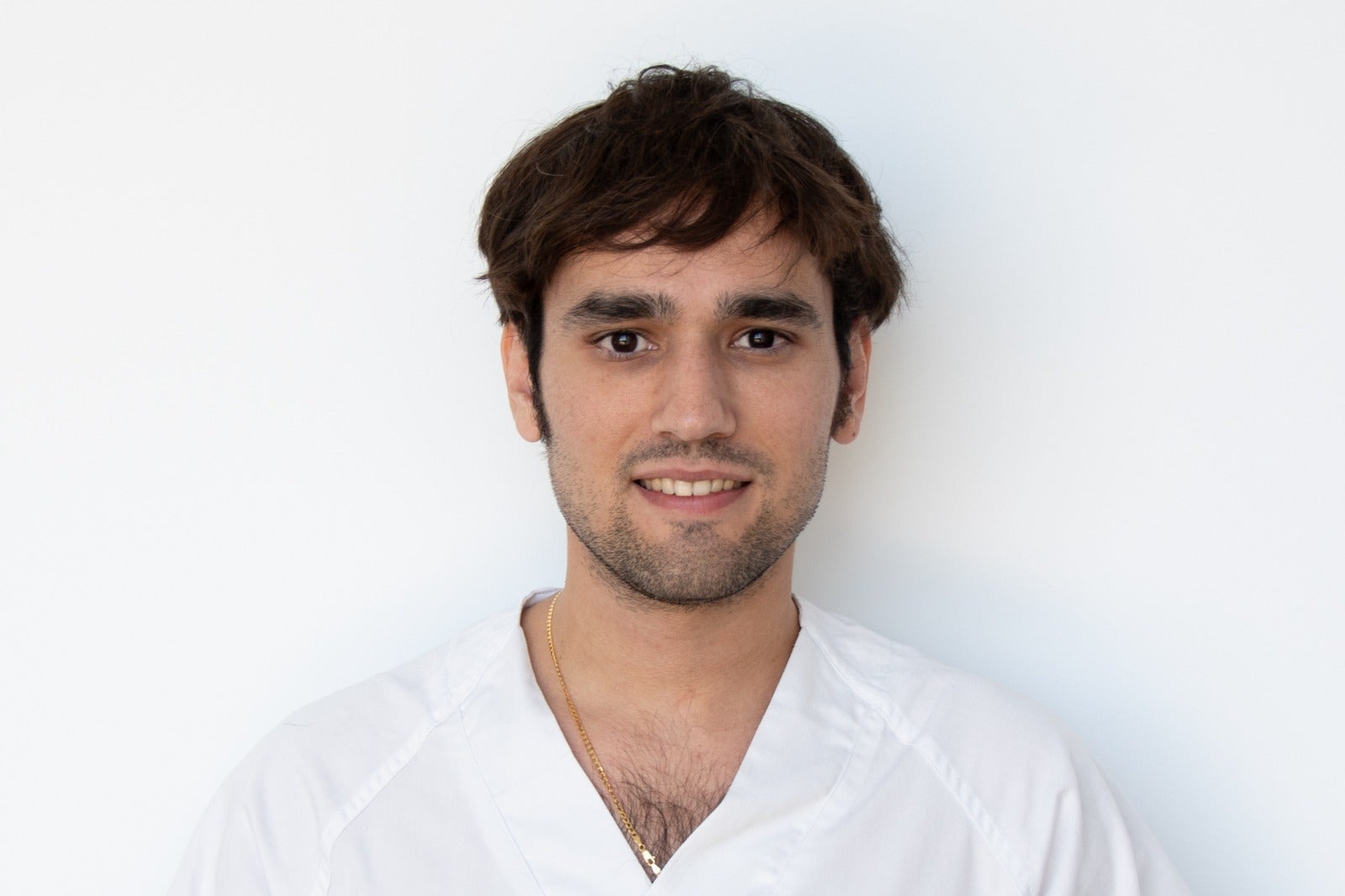 Fernando Morenilla, enfermero del centro de salud de Duanes de Mar, premiado por su trabajo de fin de residencia.