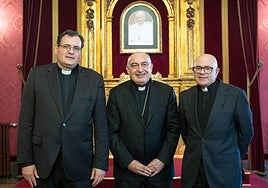 El sacerdota Arturo Javier García, a la derecha.