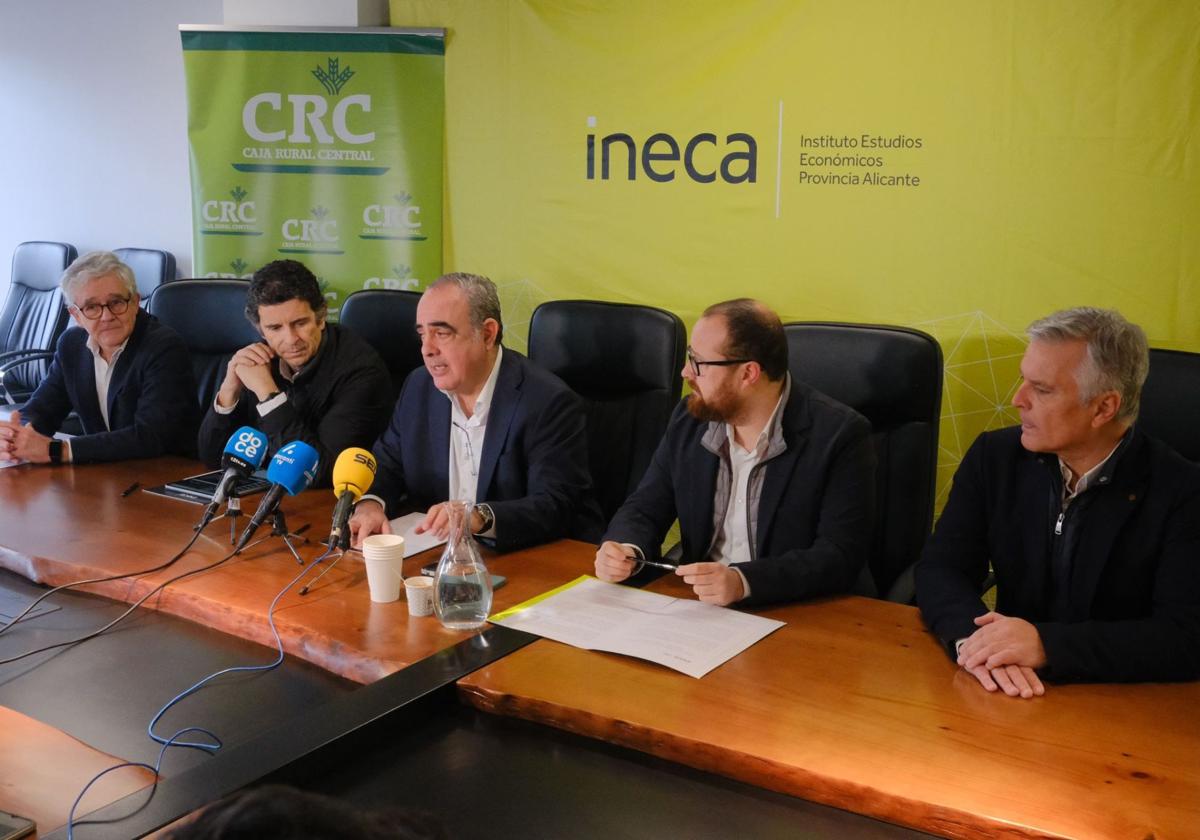 Imagen principal - Mejorar la renta per cápita, el gran propósito de año nuevo para la provincia de Alicante