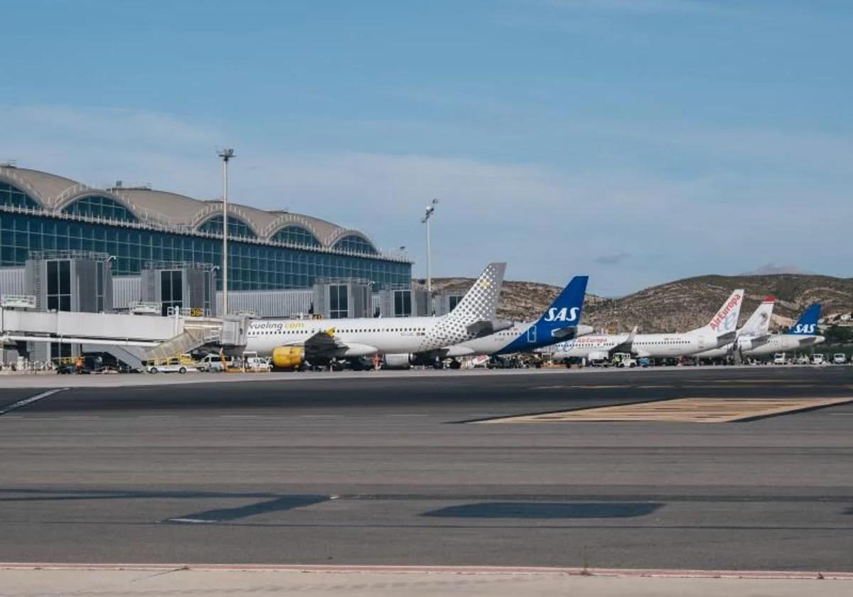 Aviones en la terminal del aeropuerto de Alicante-Elche.