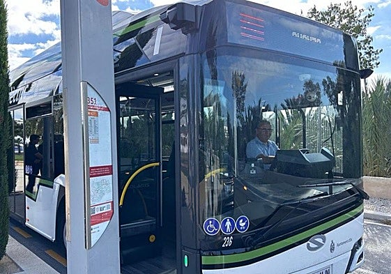 Un autobús del transporte público urbano de Elche, en una de las paradas.