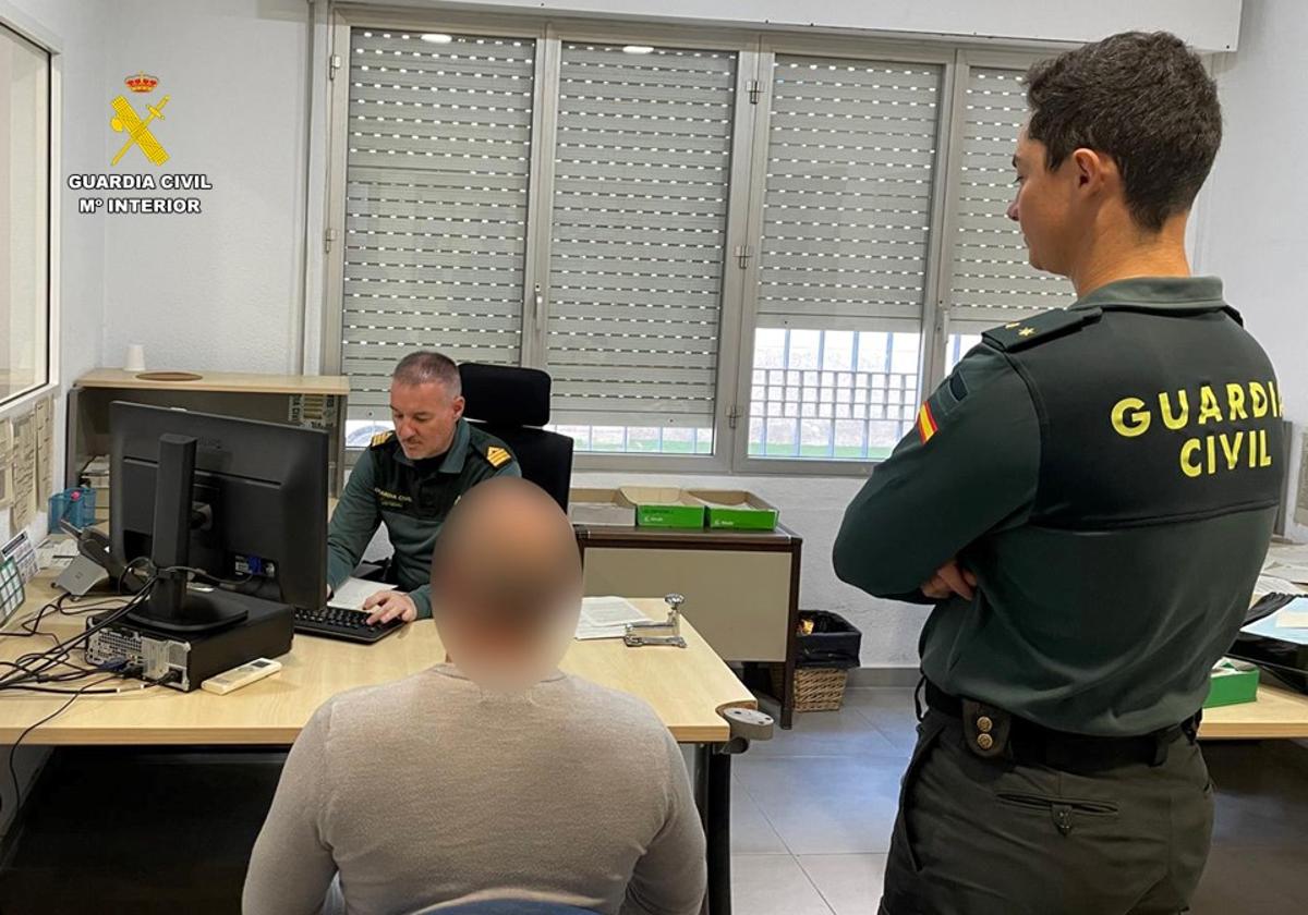 El investigado en dependencias de la Guardia Civil de Torrevieja.